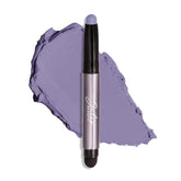 Sombra Julep 101 crema polvo azul lavanda mate aplicada para un look suave