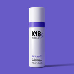 Aplicación manual de K18 AirWash Champú en Seco para retoques rápidos