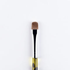 Herramienta combinada para mezclar colores y aplicar uñas con precisión.