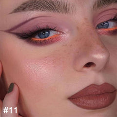 Lápiz labial Kaely con 30 colores para looks versátiles.