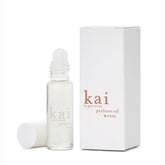 Kai perfume oil con rosa absoluta y gardenia, aroma intenso y duradero.