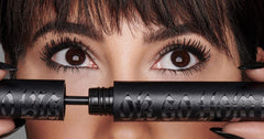 Kat Von D Go Big or Go Home, aplicador con fibras onduladas, mejora la separación y definición.