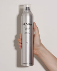 Kenra Volumen Spray tapón y boquilla fáciles de limpiar para uso diario.