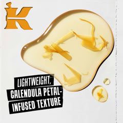 Aplicación del tónico Calendula de Kiehl's con disco de algodón.