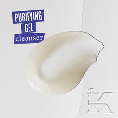 Geste d'application Kiehl's Clearly Corrective sur le visage, exfolie légèrement.