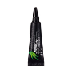 Aplicación precisa del Kiss Adhesivo Negro para Pestañas para un acabado natural
