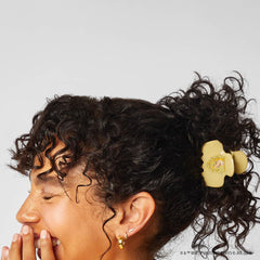 Pinza jumbo Kitsch con diseño divertido que realza cualquier look
