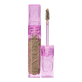 Kosas Air Brow Gel muestra aplicación suave para cejas definidas con volumen natural.