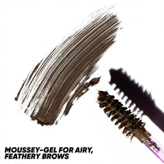 Kosas Air Brow Gel con aplicador-peine para peinar y elevar cada pelo.