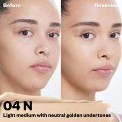 Kosas Revealer Concealer con acido hialuronico hidrata la piel durante el dia.