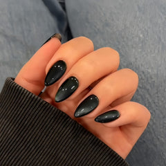 KQueenest Uñas efecto ojo de gato negro mediano almendra, vista frontal con brillo duradero