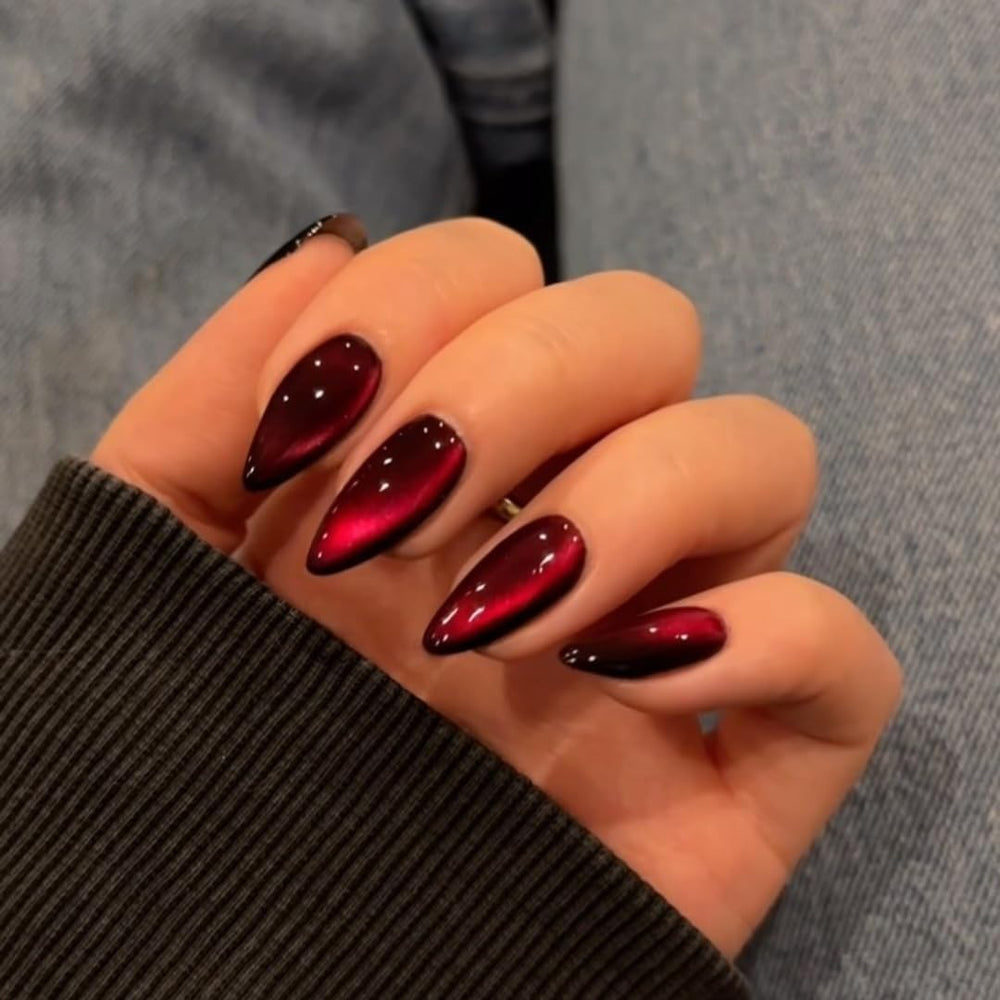 Uñas KQueenest pegadas rojo oscuro con efecto ojo gato para look único