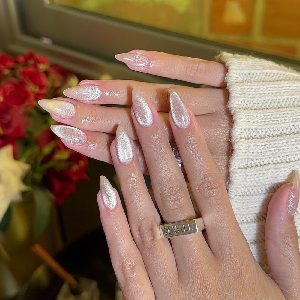 Uñas postizas KQueenest con efecto ojo de gato y brillo neutro en almendra media