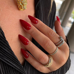 KQueenest uñas rojas medianas en forma almendra, aplicación fácil para look diario.