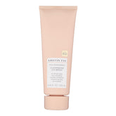 La botella de Kristin Ess Frizz Management ofrece limpieza suave para rizos sin resecar.
