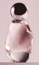 Kylie Cosmetics Cosmic EDP: botella-arte elegante para ocasiones especiales.