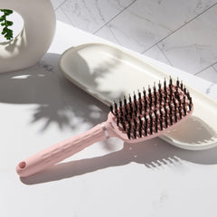 Cepillo ergonómico de L'ANGE HAIR facilita peinado sin dolor y desliz cómodo.