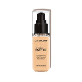 L.A. COLORS Truly Matte Foundation en porcelana, textura sedosa y acabado mate duradero.