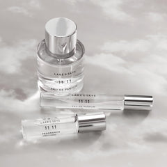 Lake & Skye 11 11: notas de almizcle y ámbar blanco en primer plano.