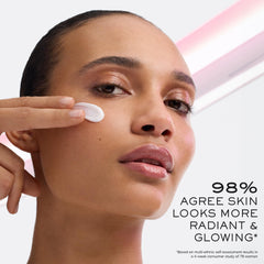 Texture crème onctueuse Hydra Zen prête à humidifier la peau.
