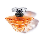 Lancôme Trésor frasco de cristal piramidal, aroma elegante para momentos especiales.