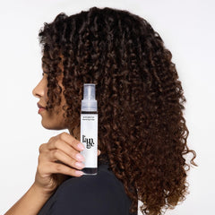 Close-up of ingredients highlights vitamins and oils in Satin Néctar Nourishing Gloss.