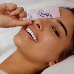 Lanolips vitamina C y ceramidas reforzando la reparación nocturna de los labios.