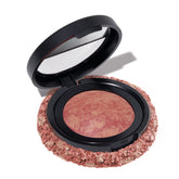 BLUSH LAURA GELLER NEW YORK marbré pêche tropicale sur les joues pour un éclat naturel.