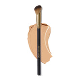 Brocha angular para corrector de Laura Geller New York, cobertura precisa bajo los ojos.