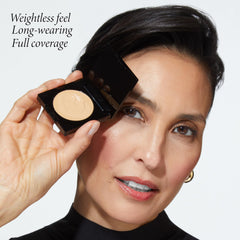 LAURA GELLER NEW YORK Concealer – application au doigt pour un fini naturel.
