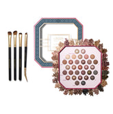 LAURA GELLER NEW YORK Holiday 2025 Paleta con 31 sombras horneadas para looks versátiles.