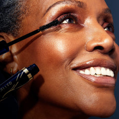 Laura Geller New York Mascara: aplicador innovador para rizar y definir pestañas.