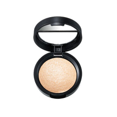 Laura Geller Portofino iluminador horneado resalta pómulos con brillo natural.