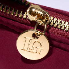 Fermetures dorées sécurisées sur le sac Laura Geller, accès rapide.