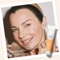 Texture-visage lisse avec le primer Spackle de Laura Geller.