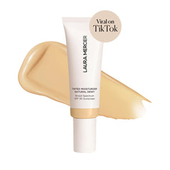 Laura Mercier Tinted Moisturizer, aplicador suave para cobertura ligera.