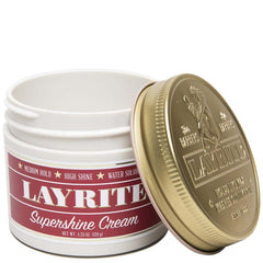 Manos aplicando Layrite Supershine Cream para un peinado suave y definido.