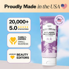 Aplicación suave de LilyAna Naturals alrededor de ojos, hidrata la zona.