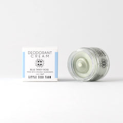 Aplicación suave con dedos para Little Seed Farm Desodorante Crema Blue Tansy Rose.
