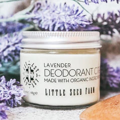Envase de madera del desodorante lavanda Little Seed Farm.