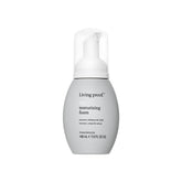 Living Proof Mousse Texturante Complète—flacon en gros plan et texture légère.