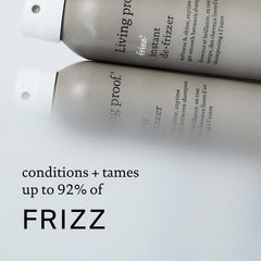 Living Proof No Frizz Instant De-Frizzer: aplicación en spray en mano para cabello seco