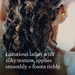 Living Proof No Frizz Shampoo, textura sedosa en el cabello tras lavado.
