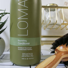Aplicación fácil de Loma Nourishing Conditioner para cabello suave.