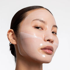 Côté texturé LOOPS Dew Cloud prépare la peau à l’absorption du sérum.
