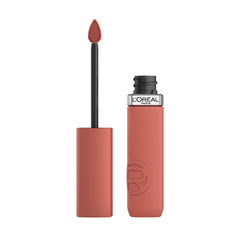 Labial líquido mate de L’Oréal Paris con aplicador preciso para color intenso.
