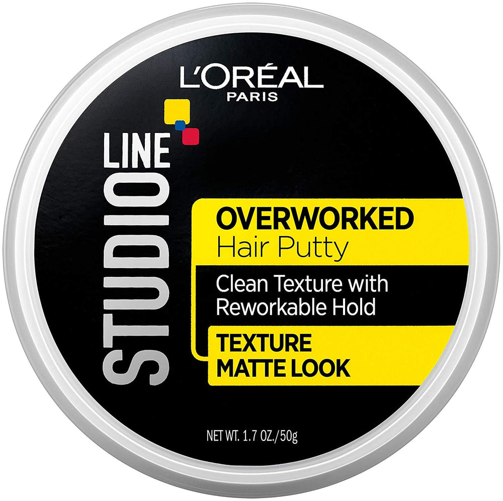 Pasta de peinado de L’Oréal París Línea de Estudio en la mano para definición controlada.