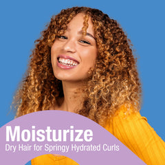 Lottabody crema hidratante para rizos, distribución suave en mechones.