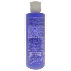 Aplicación de Lotta Body loción fijadora para aportar cuerpo y definición al cabello.