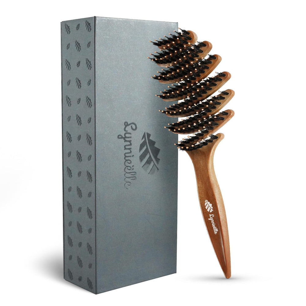 Cepillo Lynnieelle con cerdas de jabali para cabello fino, desenreda suavemente y distribuye aceites naturales.